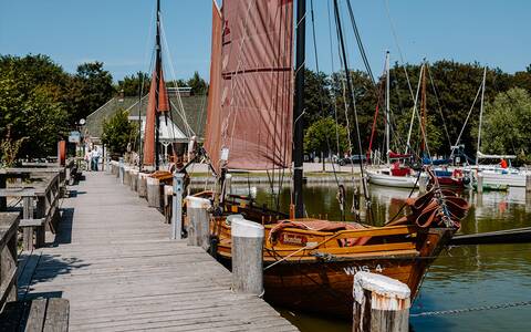 Am Ahrenshooper Hafen könnt ihr nicht nur die Ostsee bewundern, sondern auch Boote und Schiffe gucken.