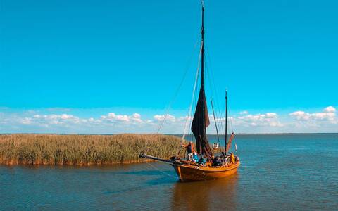 Euer Ostseeurlaub wird mit einer traditionellen Zeesbootfahrt über den Saaler Bodden unvergesslich.