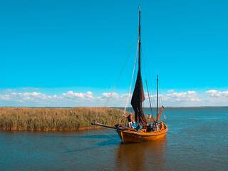Euer Ostseeurlaub wird mit einer traditionellen Zeesbootfahrt über den Saaler Bodden unvergesslich.