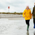 Wenn es regnet heißt es: Regensachen an und trotzdem ab ans Meer! © Shutterstock, spass
