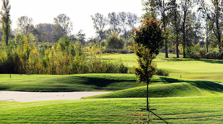 Von wegen kein Sport: Golfen zählt zu den Ausdauersportarten und macht auch jüngeren Menschen Spaß.