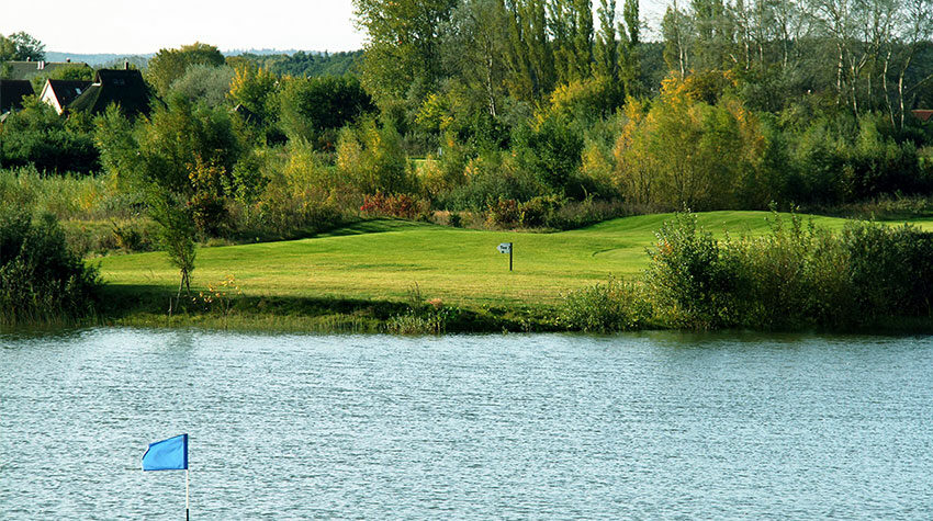 Über Wald, Wiesen und Wasser: Schafft ihr es, den Ball ins Loch zu spielen?