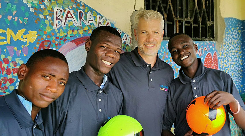 Charity first: Beim THE GRAND EAST CUP geht es vor allem darum, Geld für die „Kakuyuni School for the Deaf“ zusammenzubekommen.