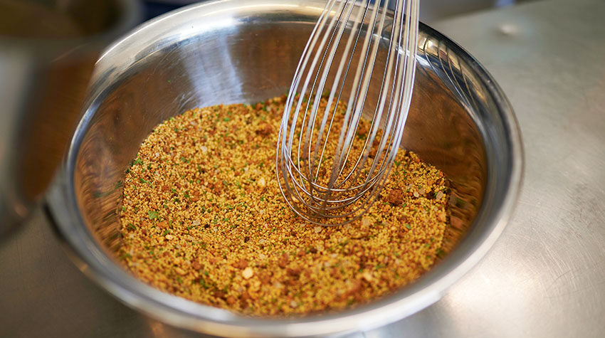 Das Yuppie-Futter wird in eine Schale gegeben. Parallel kannst du das Yuppie-Futter schon einmal in eine Schale geben. © Max Framke