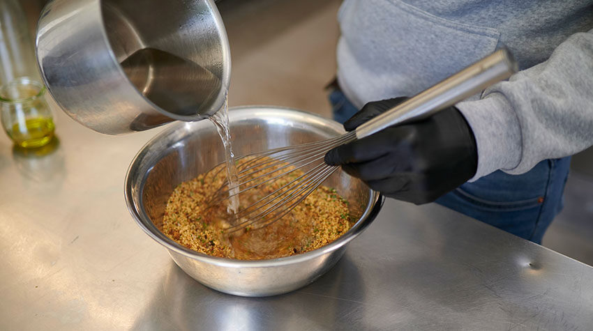 Im Anschluss wird das Yuppie-Futter mit dem gekochten Wasser vermengt. © Max Framke