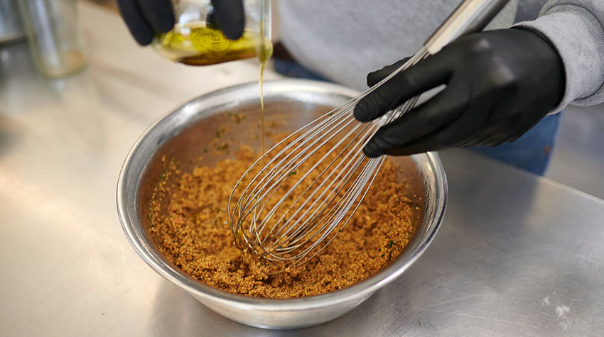 Zu guter Letzt fügt ihr etwas Öl zu dem Yuppie-Futter. © Max Framke