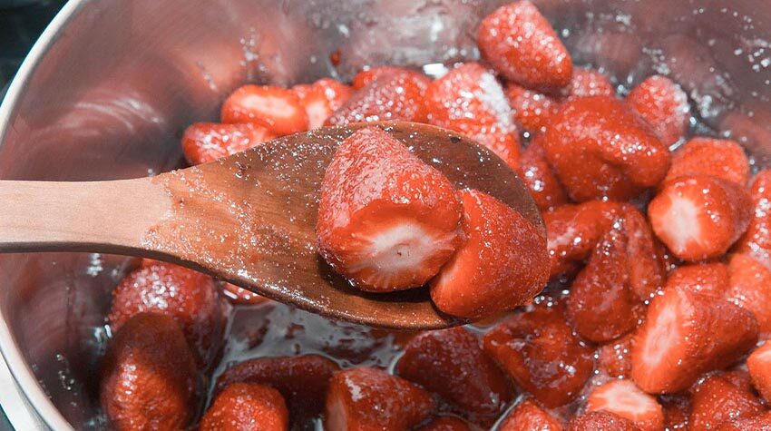 Erdbeeren sind beliebte Früchte für die Herstellung von Konfitüre.