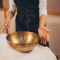 Eine Klangschalenmassage ist perfekt, um sich im Urlaub zu entspannen.