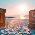 Zwei Strandkörbe im Sonnenuntergang, an der Ostseeküste.