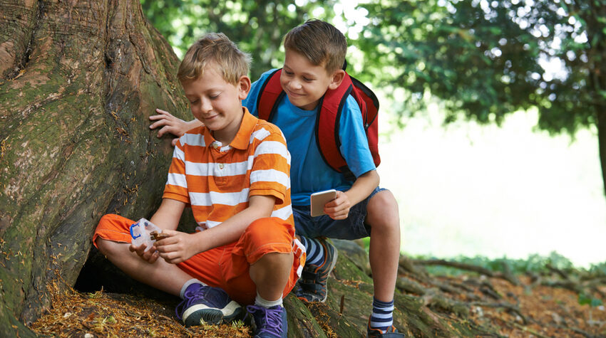 Für Kinder kann man mit Geocaching einen Ausflug interessanter gestalten. © Shutterstock, SpeedKingz