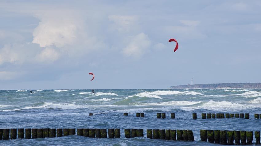 Kiten und Surfen? Kein Problem in Ahrenshoop. © Shutterstock, Basel001