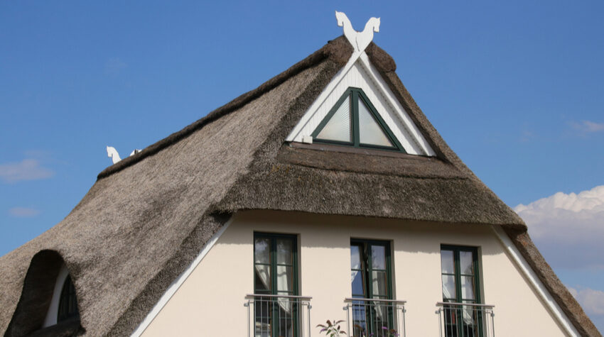 Bei Reet- oder Strohdächer dienen die Windbretter zum Erhalt des Daches. © Shutterstock, Ina Meer Sommer