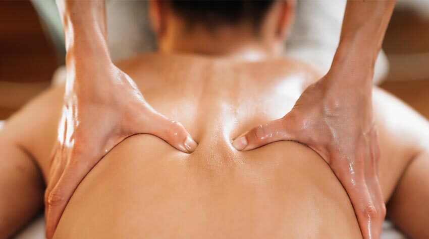 Na, seid ihr schon einmal in den Genuss einer ayurvedischen Massage gekommen? © Shutterstock, Microgen