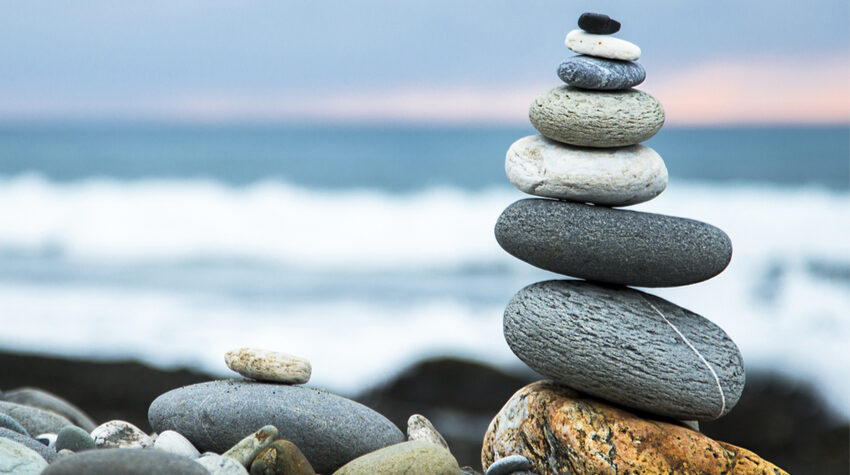 An der Ostsee lassen sich viele verschiedene Gesteinsarten finden. © Shutterstock, Sharon Wan
