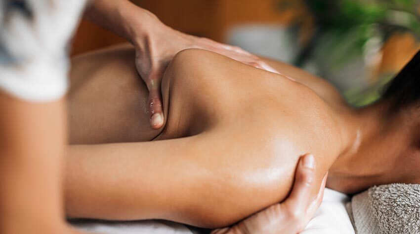 Massagen gehören ebenfalls zum Repertoire ayurvedischer Behandlungen. © Shutterstock, Microgen