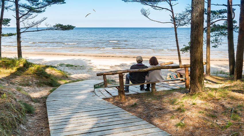 Auf euren Wandertouren habt ihr immer wieder Zeit, eine Pause einzulegen und den Blick auf die Ostsee zu genießen. © Shutterstock, Sergei25