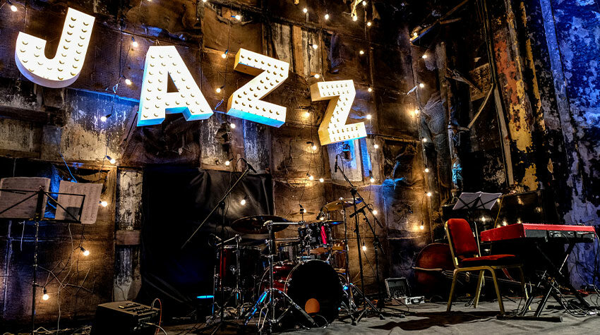 Beim 22. Ahrenshooper Jazzfest könnt ihr Künstler an 17 verschiedenen Spielstätten bestaunen. © Shutterstock, ax_tanyatanya