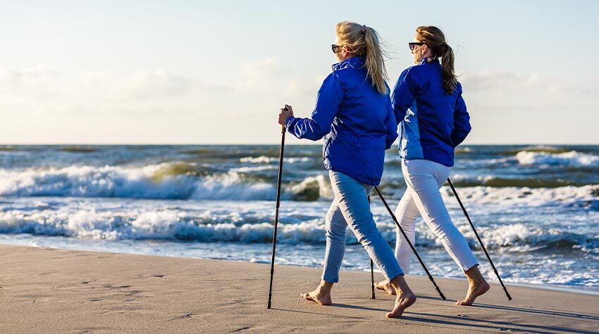 An die Stöcke, fertig, los: Das müsst ihr beim Nordic Walking beachten. © Shutterstock, Jacek Chabraszewski