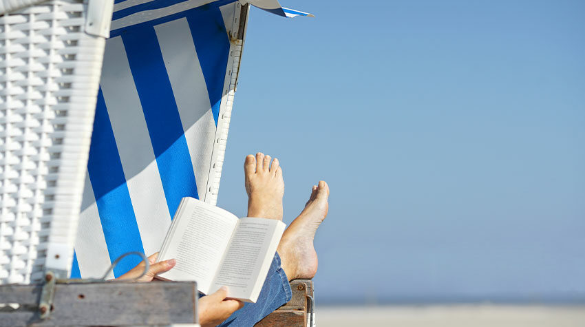Mit einem guten Buch in der Hand könnt ihr euren Ostseeurlaub besonders genießen. © Shutterstock, Jenny Sturm