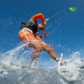 Für das Kitesurfing ist viel Ausdauer und ein guter Gleichgewichtssinn gefordert. Beim Kitesurfen sind nicht nur Muskeln gefragt, sondern auch Ausdauer und Koordination. © Shutterstock, Wallenrock