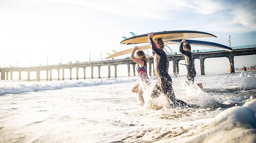 Genießt euren Surfurlaub mit euren Freunden und reitet auf den Wellen. © Shutterstock, oneinchpunch