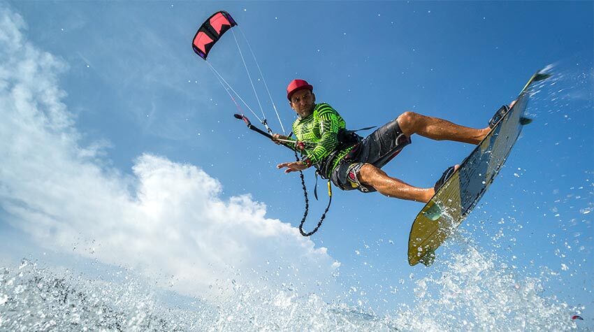Der Kite lässt euch höher fliegen und gibt euch den Adrenalinkick. Mit eurem Kite geht es dann hoch hinaus, über die Wellen. © Shutterstock, Wallenrock