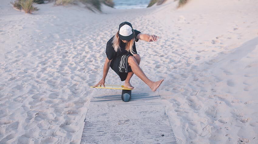Ein Balance-Board ist eine perfekte Übung für das Surfen. © Shutterstock, Gavrylovaphoto