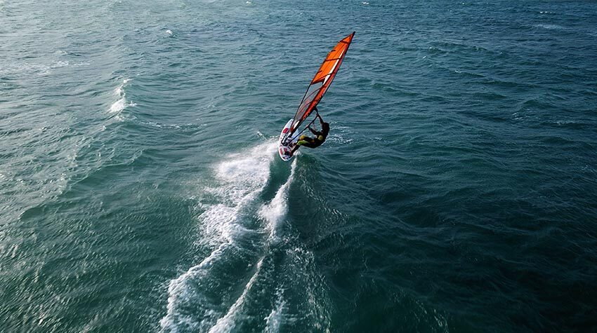 Beim Windsurfing ist viel Koordination und Armkraft gefragt.© Shutterstock, Aerial-motion