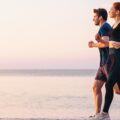 Um die Ausdauer eures Körpers besser zu trainieren, eignet sich Joggen am Strand. © Shutterstock, ViDI Studio
