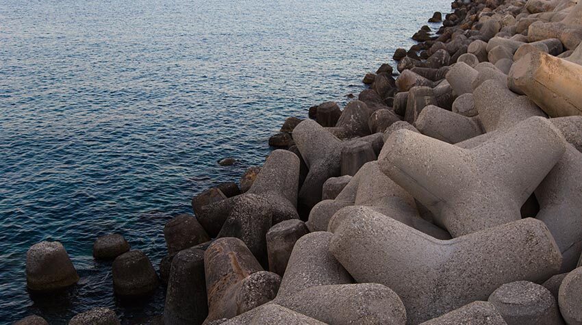 Ebenfalls hilfreich - Betonblockbrecher. Diese schützen die Küste vor Überschwemmungen. © Shutterstock, Dies sind sogenannte "Betonblockbrecher". Diese werden auch als Funktion eingesetzt, um die Küste zu schützen. © Shutterstock, MagdaZarebska