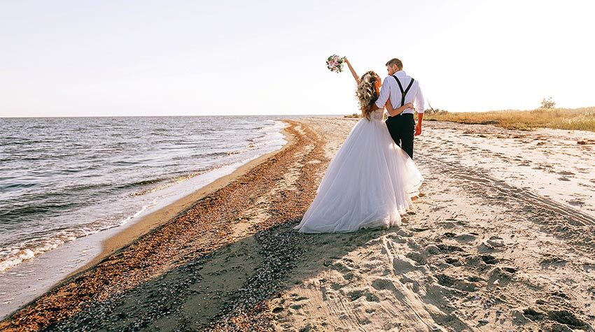 Nach eurer Hochzeit ist ein Abendspaziergang ein würdiger Abschluss. © AdobeStock, Mikhaylovskiy