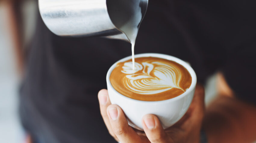 Ob mit Filter oder mit Kaffeepads – wir stellen euch verschiedene Varianten der Kaffeezubereitung vor. © Adobe Stock, chayathon2000