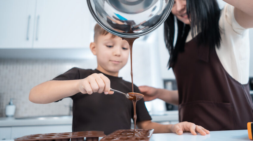 Dass uns Schokolade glücklich macht, hängt oft mit positiven Kindheitserinnerungen zusammen. © Adobe Stock, goami