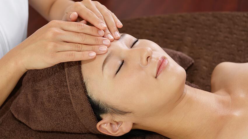 Massagen können die Durchblutung verbessern und Verspannungen lösen. © Adobe Stock, Liza5450