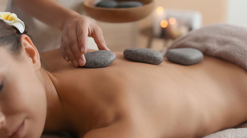 Es gibt eine Vielzahl von wohltuenden Massagetechniken, die unsere Körperflüssigkeiten beeinflussen. © Adobe Stock, New Africa