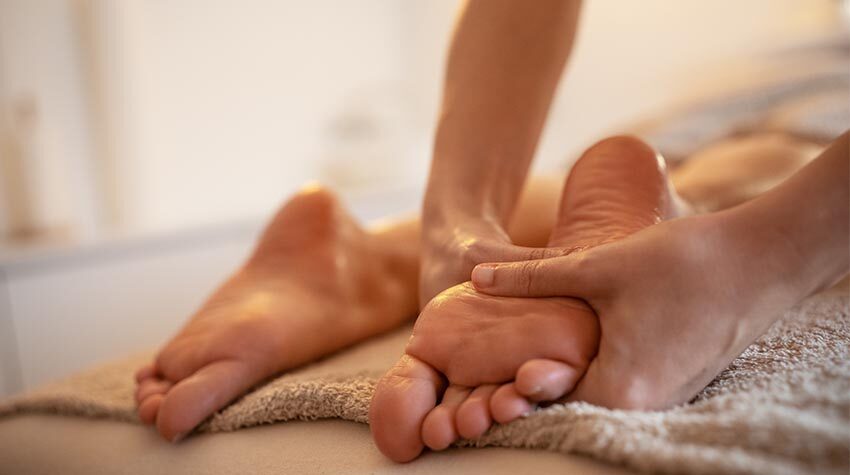 Die Fußreflexionsmassage teilt den Fuß in Bereiche auf und massiert, um die Durchblutung zu verbessern und Stress abzubauen. © Adobe Stock, BalanceFormCreative