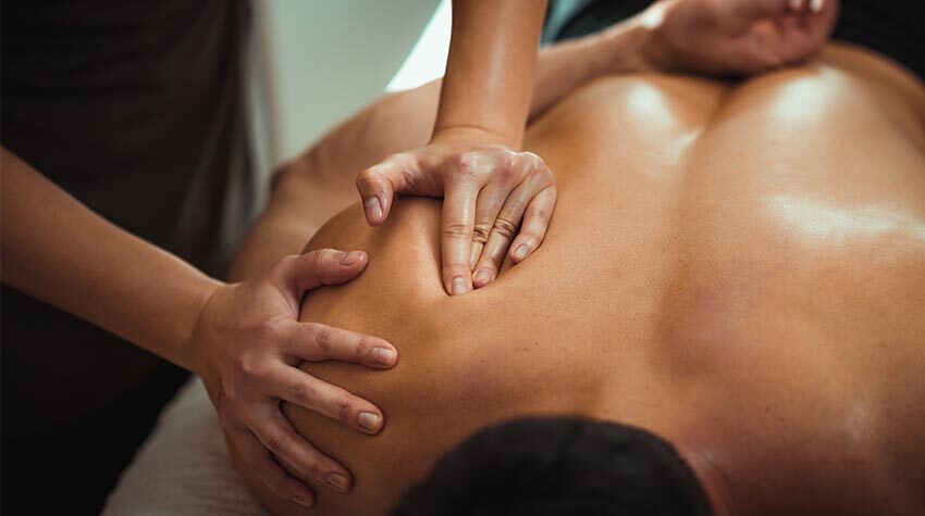 Die Anzahl der Male, die ihr eine Massage erhalten solltet, hängt von der Intensität der Verspannungen und der Art und Weise ab, wie gut ihr auf Massagen reagiert. © Adobe Stock, Microgen