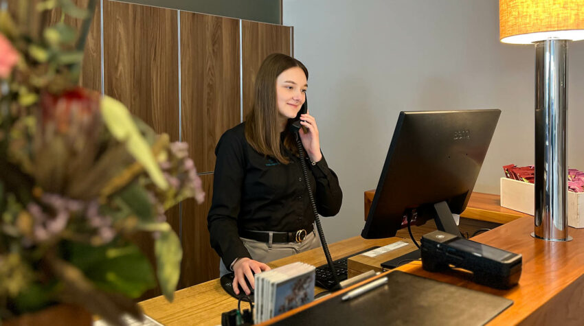 Michele ist als Guest Relation Managerin im THE GRAND Hotel in Ahrenshoop tätig. 