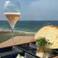 Ein saftiges Sauerteigbrot an der Ostsee mit einem Glas Rosé Wein.