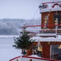 Schiff auf dem Meer mit Weihnachtsbaum an der Spitze.