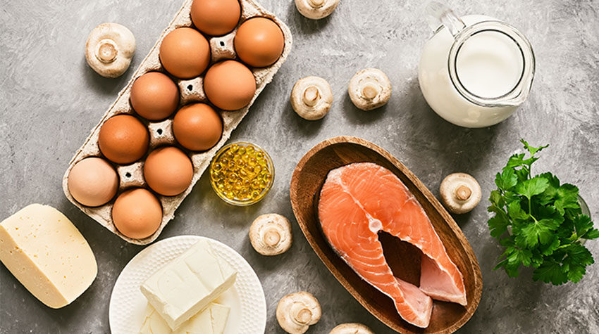 Vitamin D reiche Lebensmittel wie Lachs, Eier, Milch und Pilze.