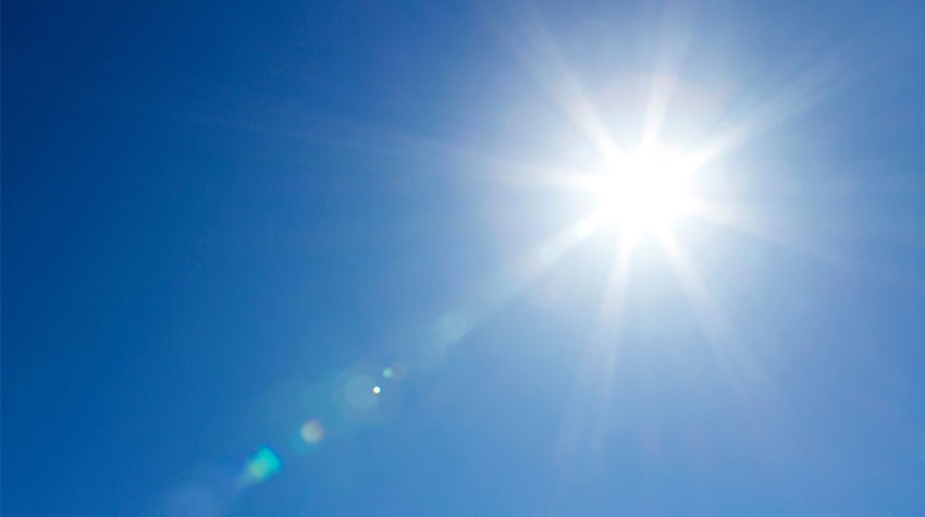 Die Sonne steht hoch am Himmel.