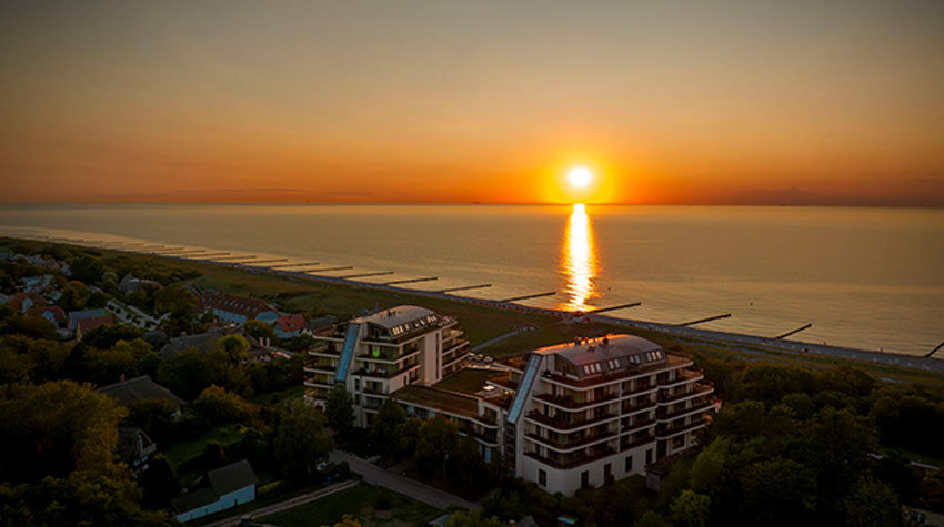 Sonnenuntergang über der Ostsee mit Blick auf THE GRAND Ahrenshoop und die Küste.