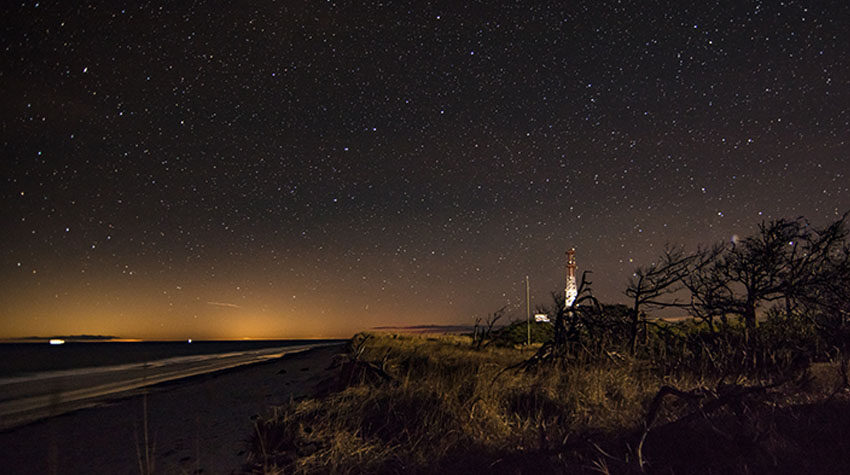 Klarer Sternenhimmel am Darßer Ort an der Ostsee.