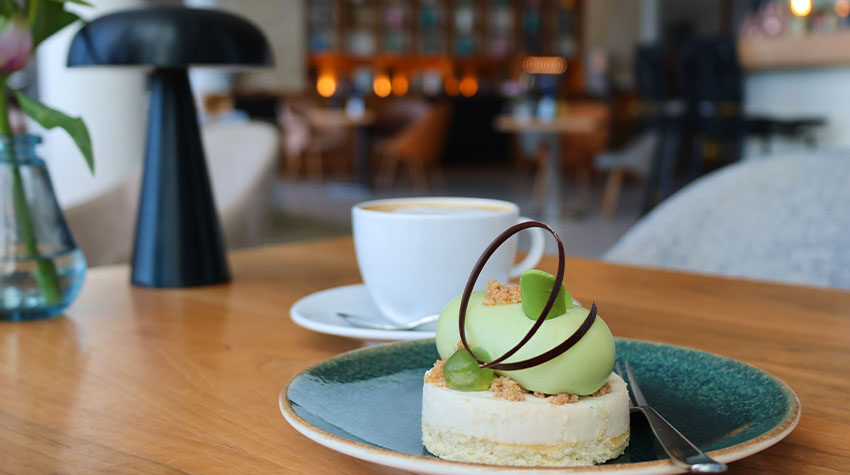 Eine Tasse Kaffee und frisches Gebäck aus der Patisserie im THE GRAND Ahrenshoop.