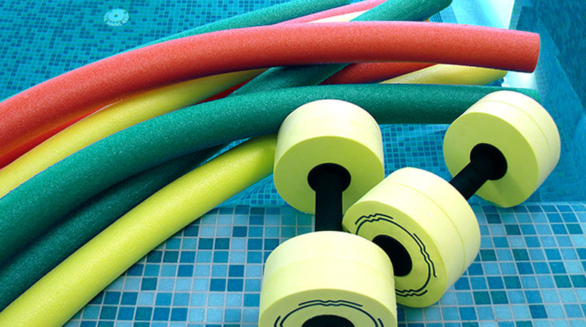 Hilfsmittel im Aquafitness in einem Pool.