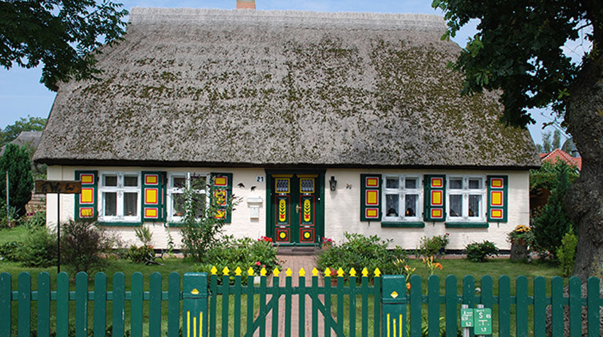 Reetgedecktes Kapitänshaus im Ostseeort Born an der Küste von Fischland-Darß-Zingst.