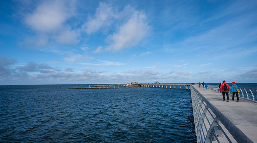 Seebrücke im Ostseeort Prerow mit Blick über die Küste von Fischland-Darß-Zingst.