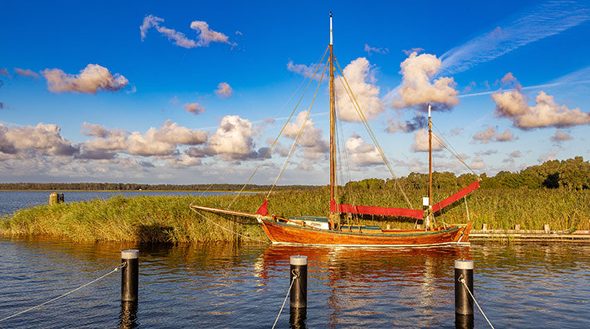 Traditionelles Holzboot im Hafen des Ostseeorts Wieck an der Küste von Fischland-Darß-Zingst.