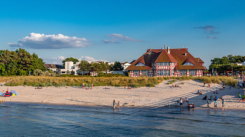 Strand und Kurhaus im Ostseeort Zingst an der Küste von Fischland-Darß-Zingst.